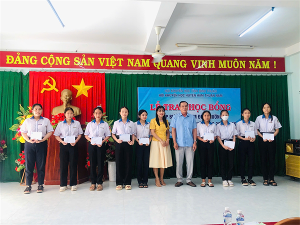 Trao học bổng TBCEĐT năm 2024 cho 18 học sinh 3