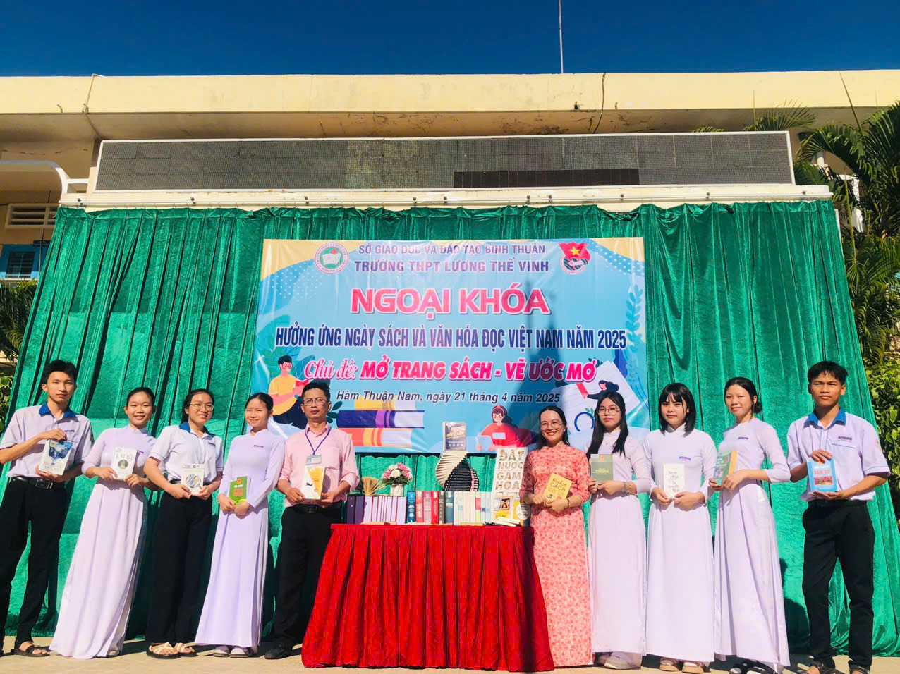 Ngoại Khóa kỉ niệm 11 năm “Ngày sách và văn hóa đọc Việt Nam”  (21/4/2014-21/4/2025) với chủ đề “Mở trang sách - vẽ ước mơ”.